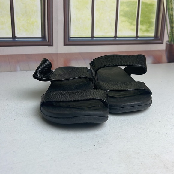 Megnya Women Sandals - Picture 2 of 3